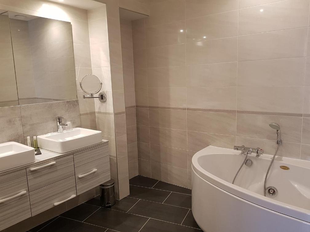 Salle de bains dans l'établissement Brit Hotel de Grignan Vichy