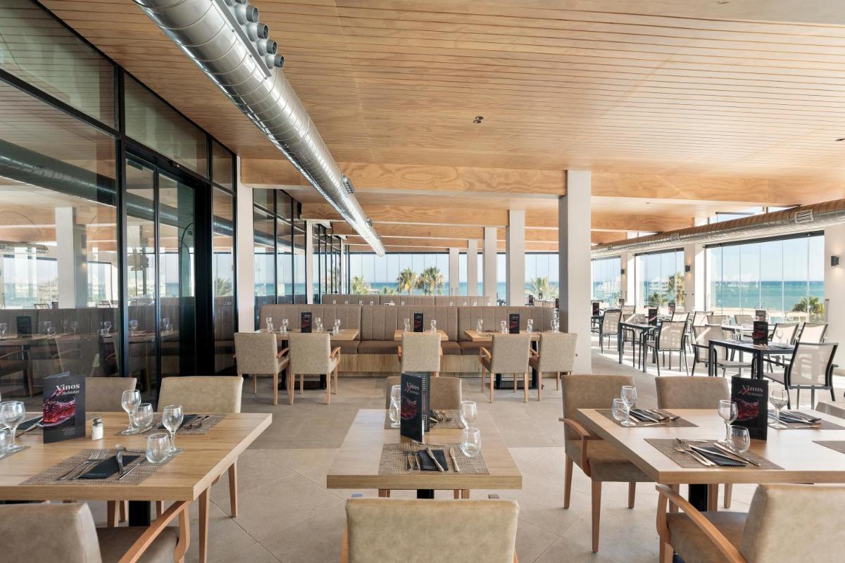Un restaurante o sitio para comer en Hotel Best Triton