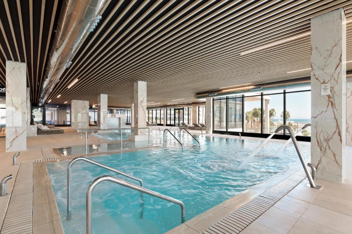 una gran piscina en un edificio en Hotel Best Triton, en Benalmádena