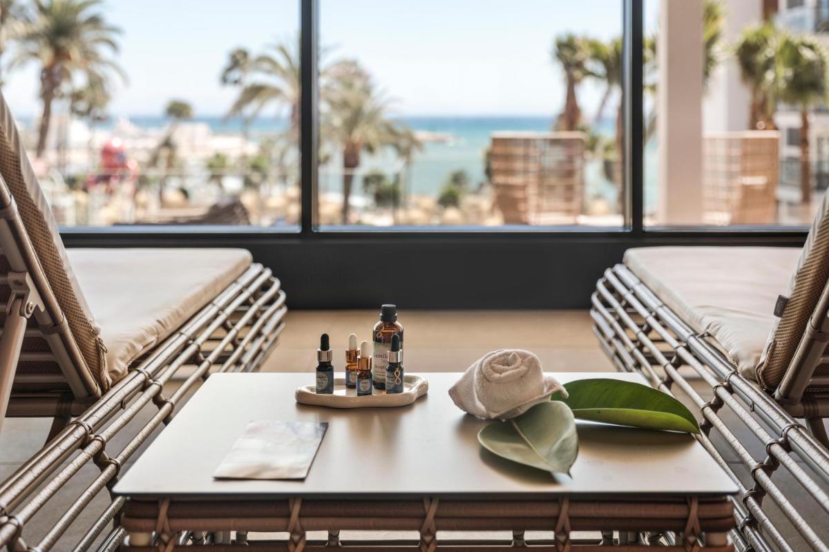 Comida en o cerca de este hotel