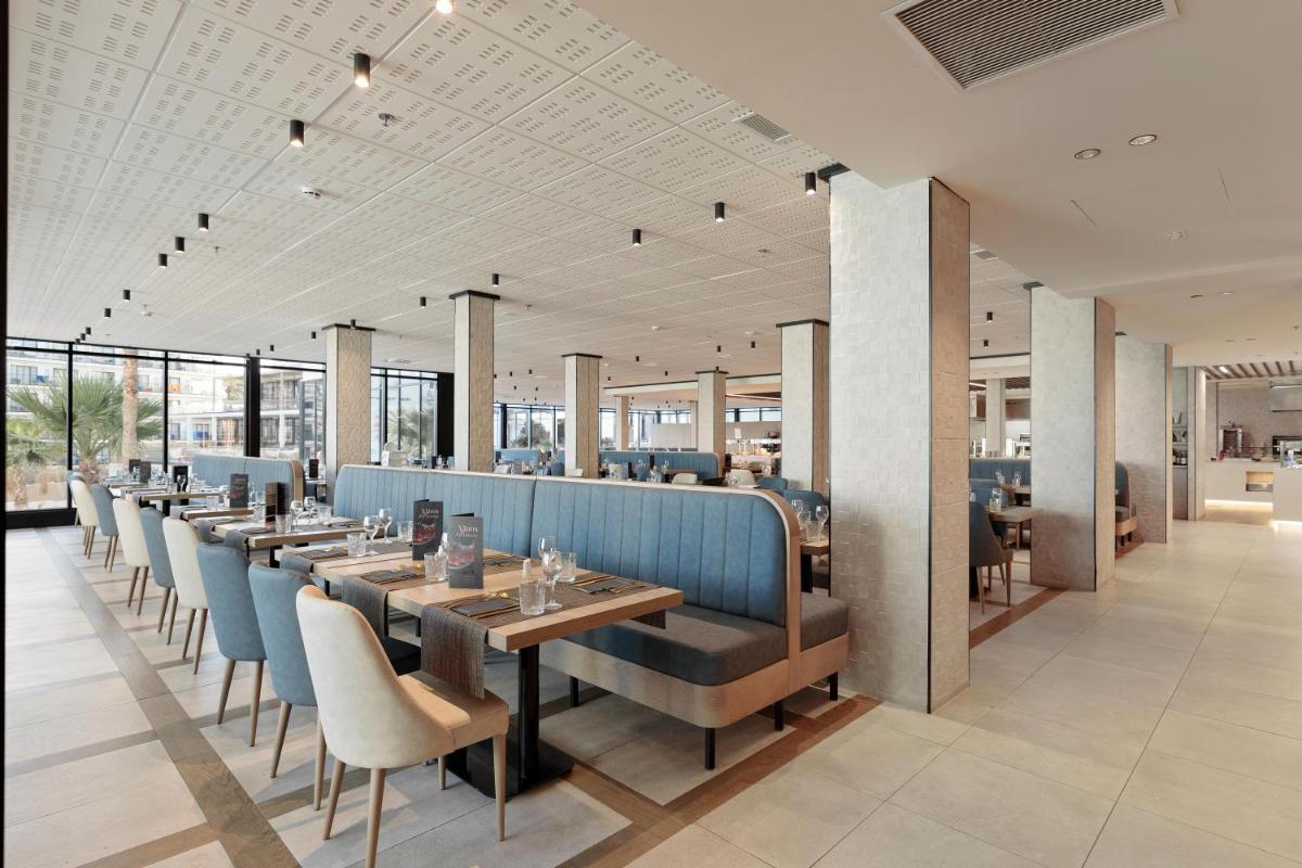 Un restaurante o sitio para comer en Hotel Best Triton