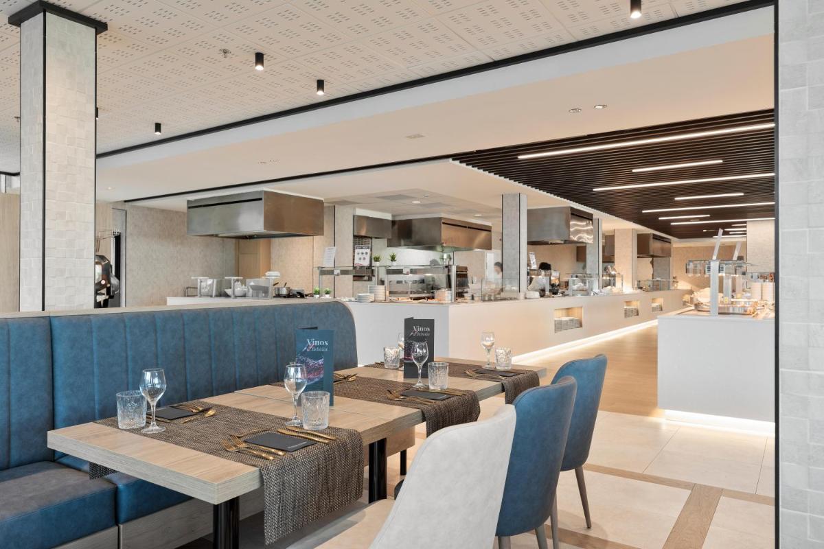 Un restaurante o sitio para comer en Hotel Best Triton