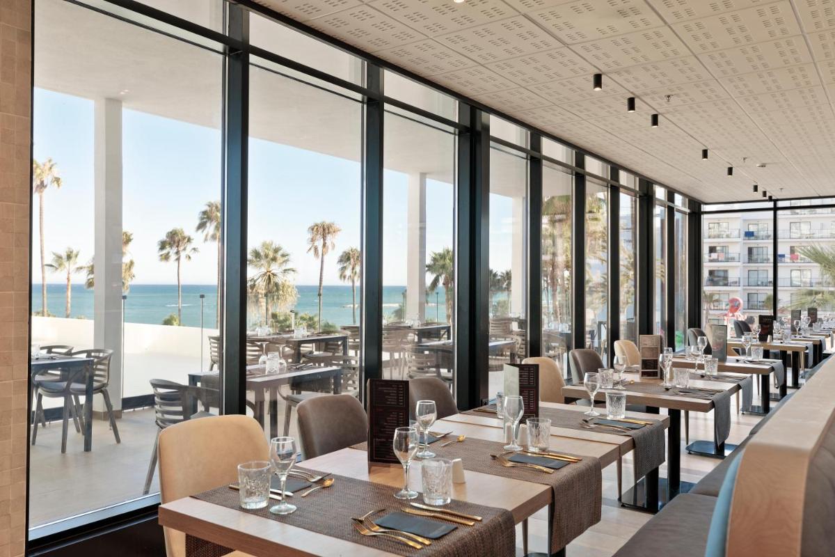 Un restaurante o sitio para comer en Hotel Best Triton