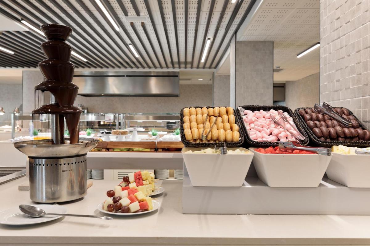 Comida en o cerca de este hotel