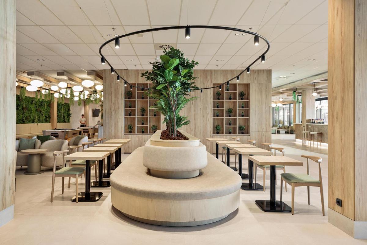 Un restaurante o sitio para comer en Hotel Best Triton