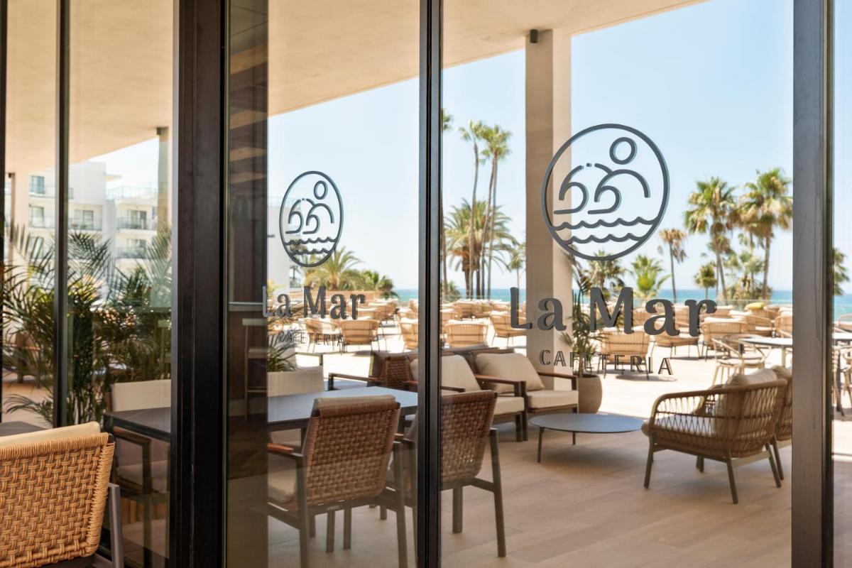 Un restaurante o sitio para comer en Hotel Best Triton