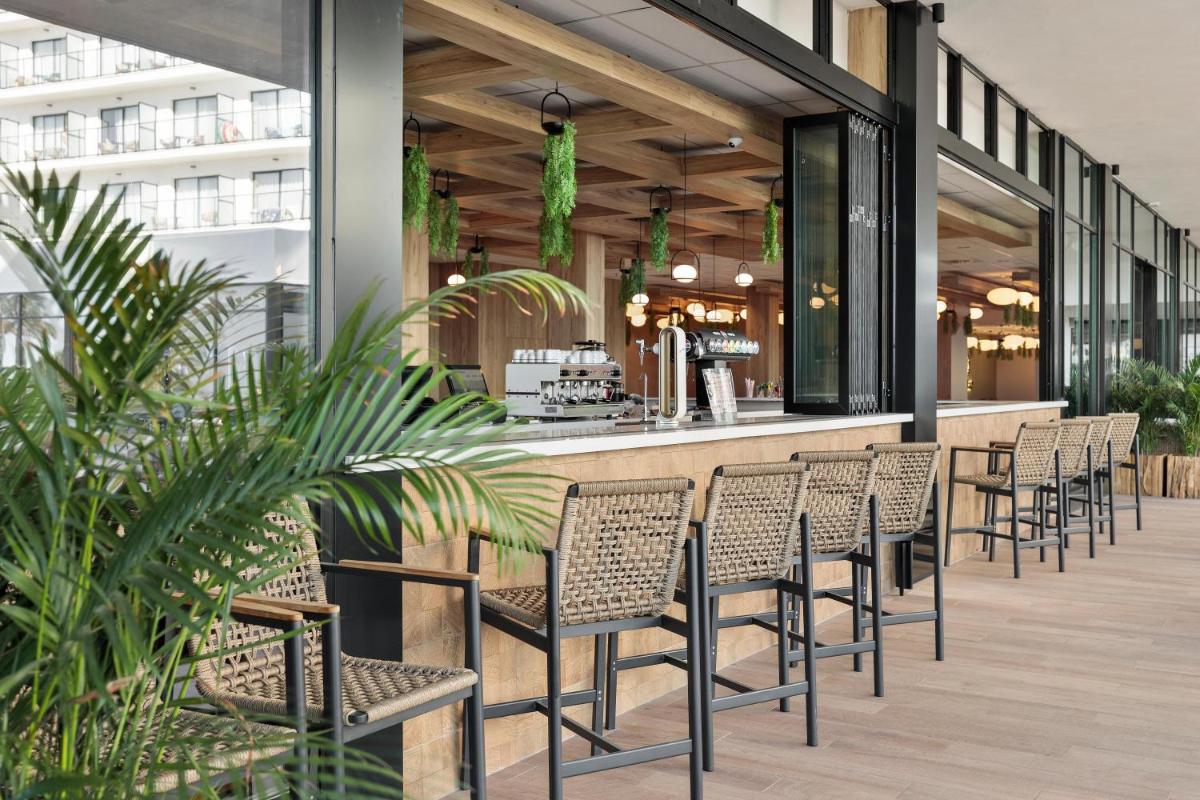 Un restaurante o sitio para comer en Hotel Best Triton