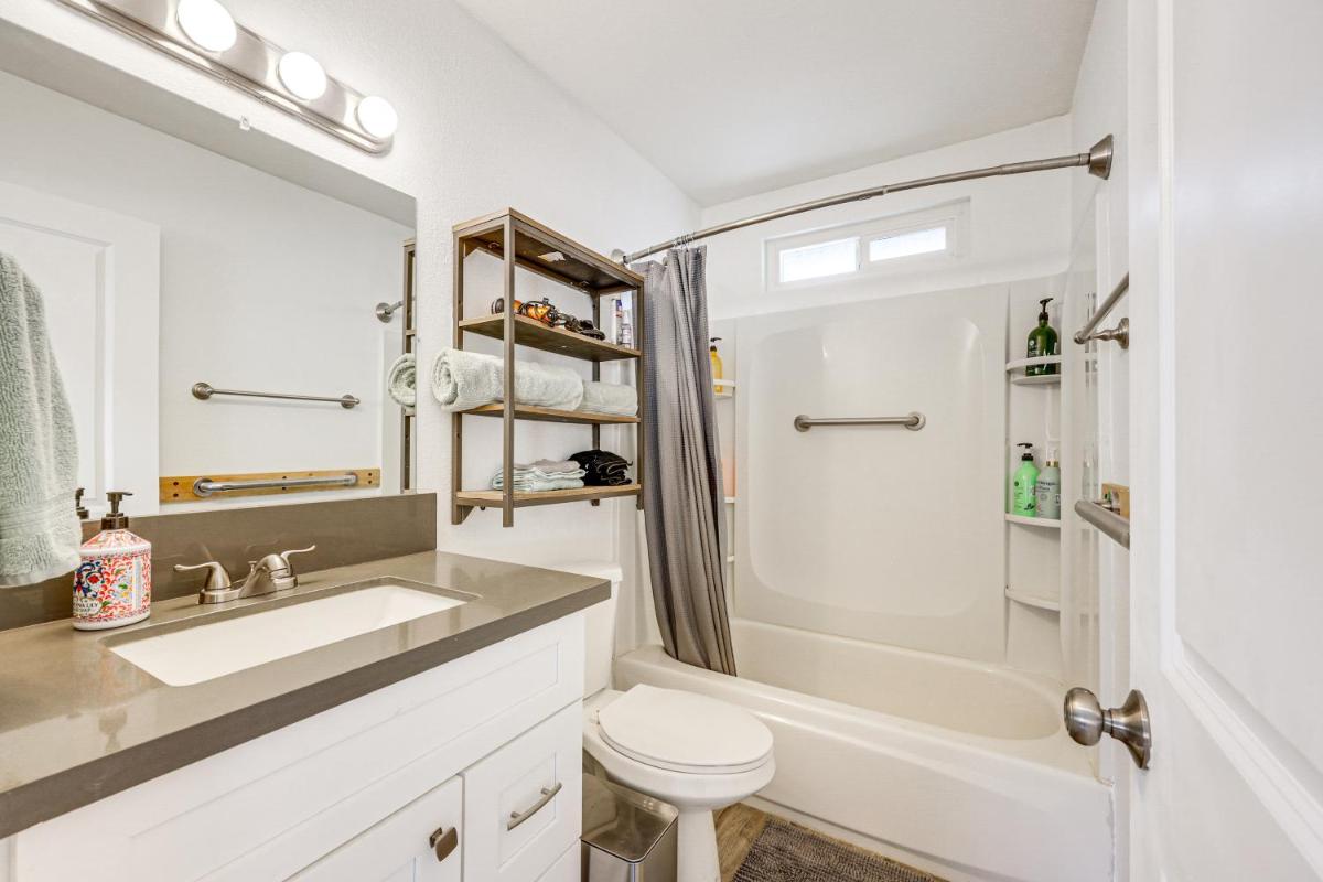 Yucca Valley Oasis with Hot Tub, Near Joshua Tree! - Housity