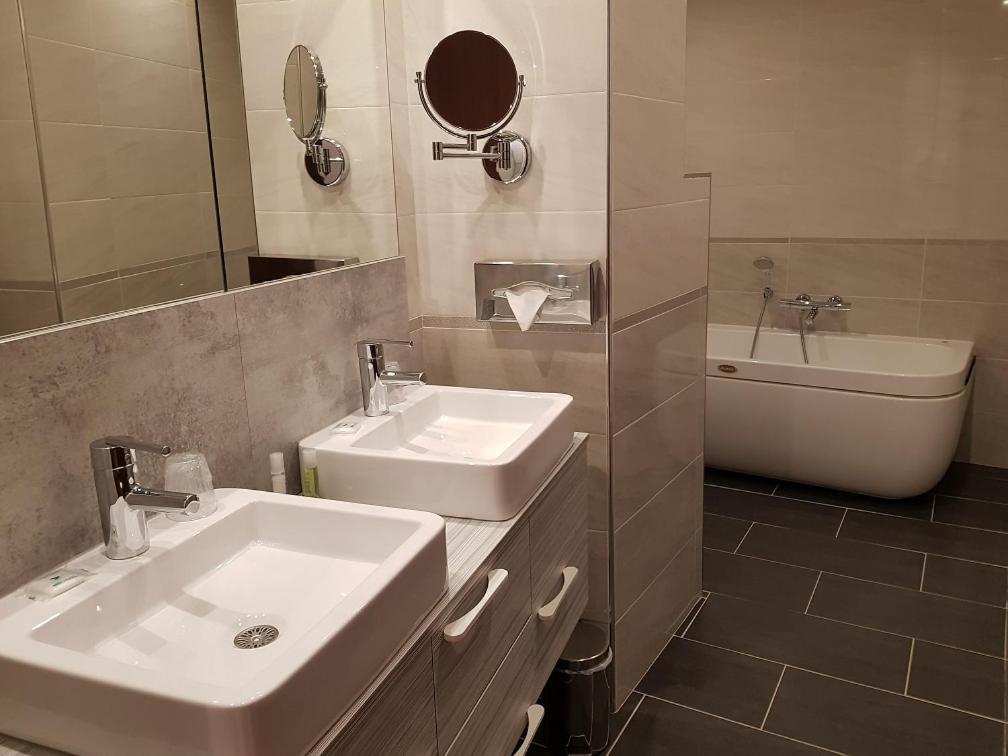 Salle de bains dans l'établissement Brit Hotel de Grignan Vichy