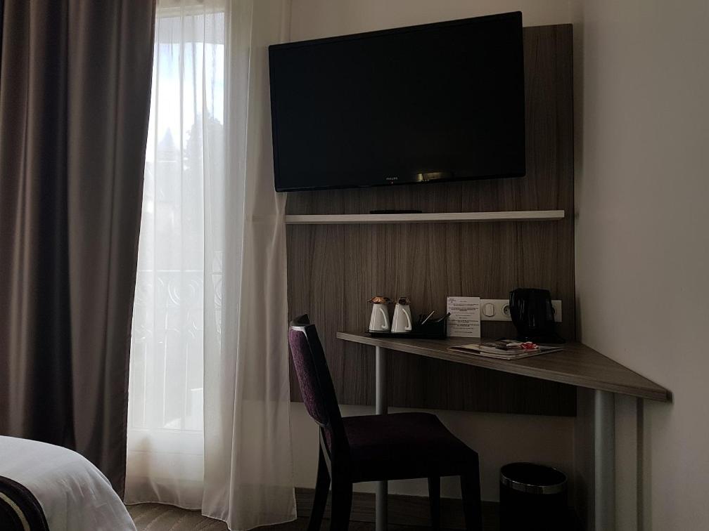Télévision ou salle de divertissement dans l'établissement Brit Hotel de Grignan Vichy