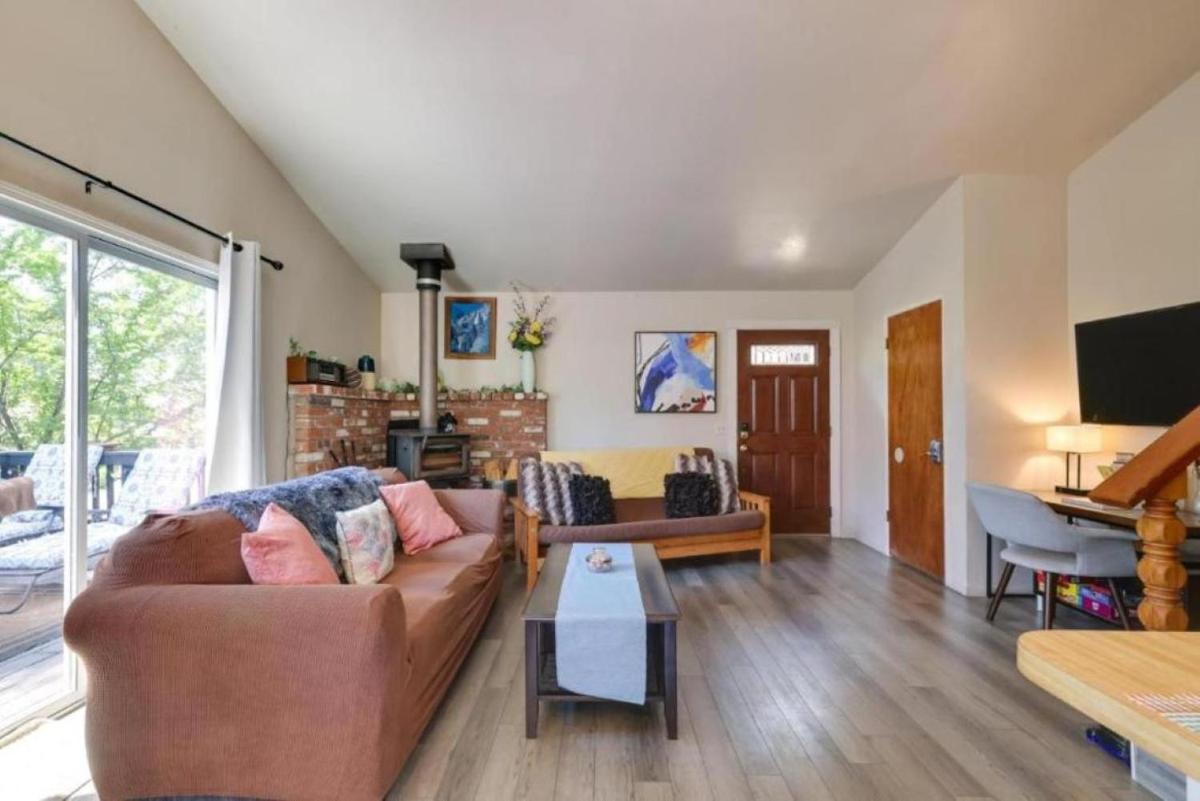 NEW! Cozy & Secluded House w/Deck - Near Yosemite! - Housity
