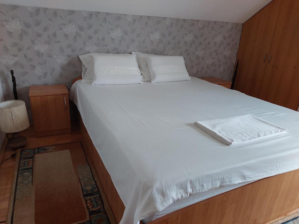 Casuta dintre dealuri - Housity