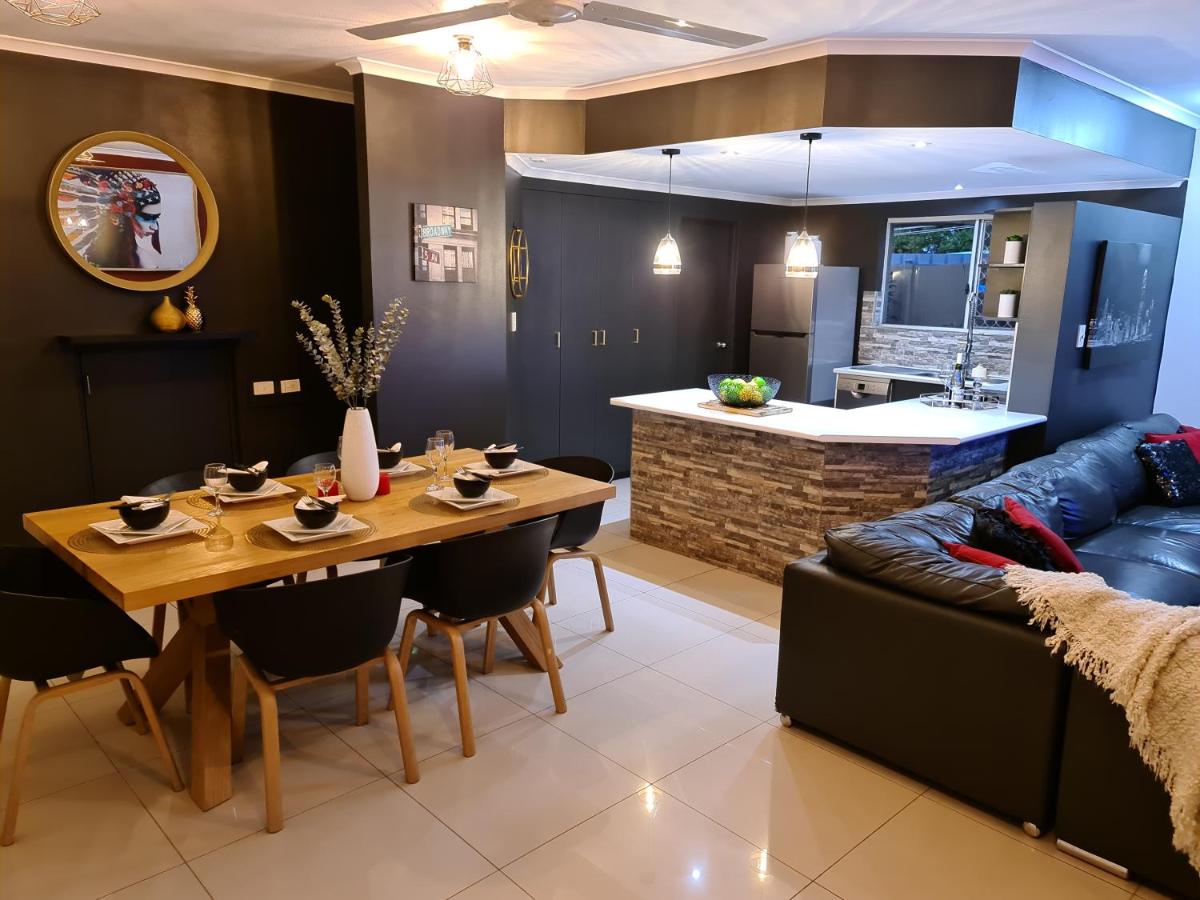 3 BEDROOM CITY ESCAPE - CHAMPAGNE STAYS Darwin - Housity