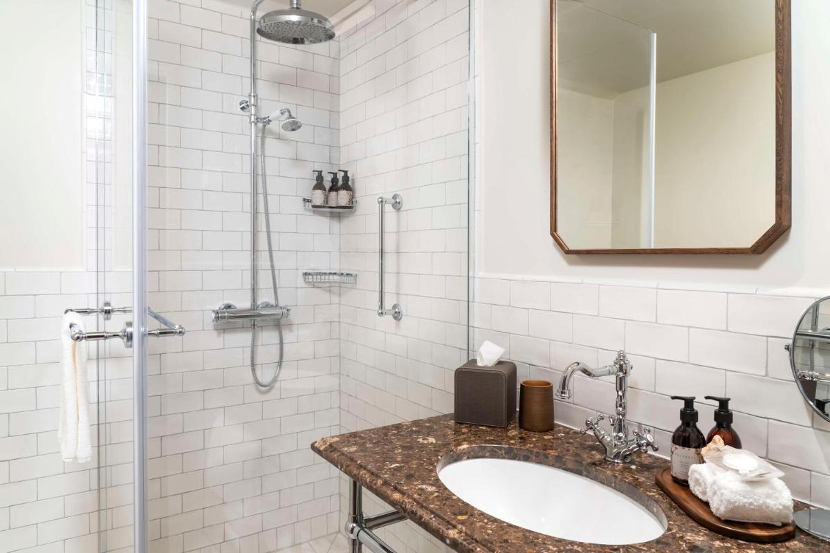 Ein Badezimmer in der Unterkunft Brunfels Hotel, in the Unbound Collection by Hyatt