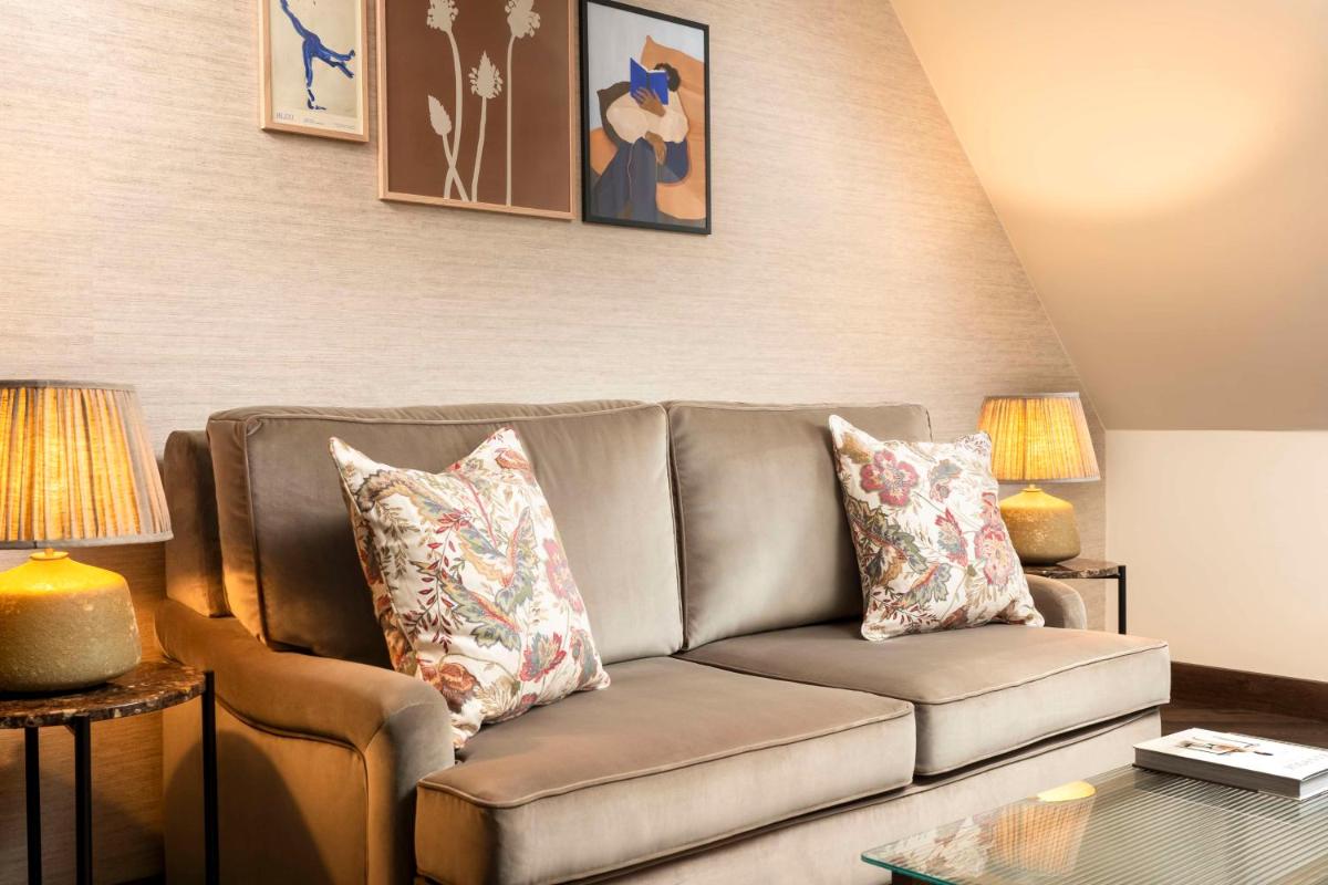 Ein Sitzbereich in der Unterkunft Brunfels Hotel, in the Unbound Collection by Hyatt