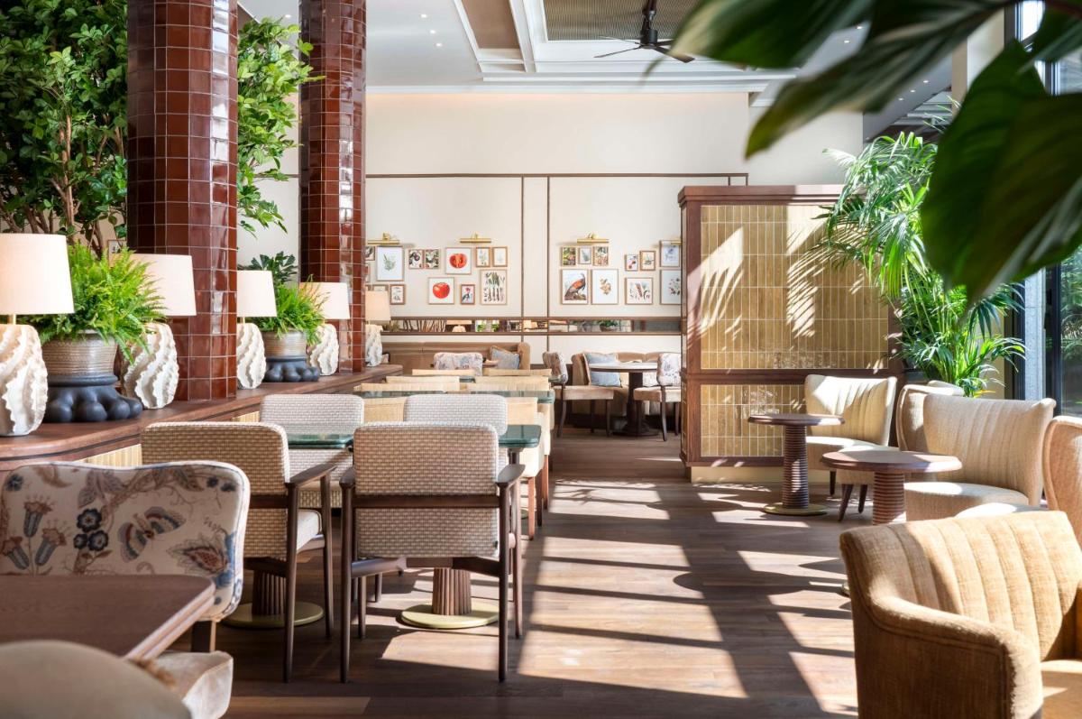 Ein Sitzbereich in der Unterkunft Brunfels Hotel, in the Unbound Collection by Hyatt