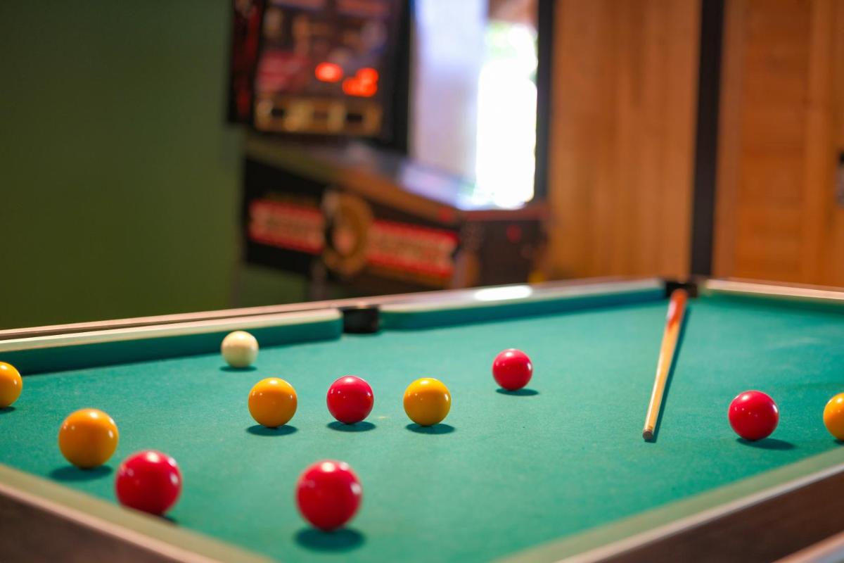 Billard dans l'établissement Sure Hotel by Best Western Annecy