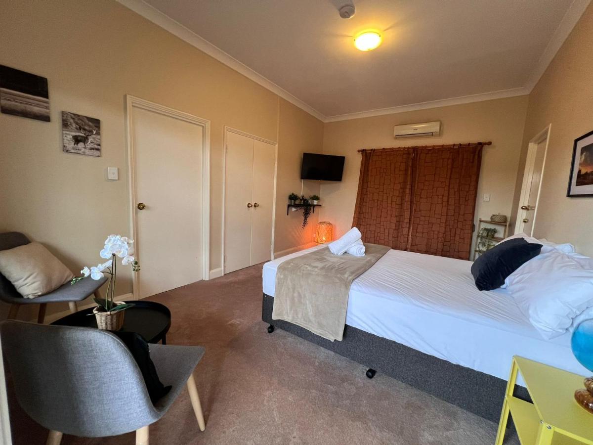Lovely little period 1-bedroom unit. Free Parking. - Housity