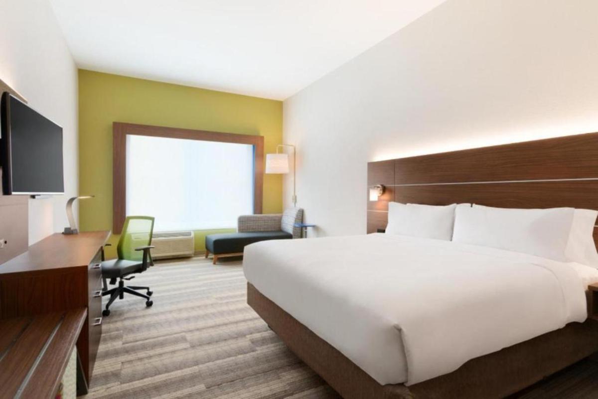 Holiday Inn Express & Suites - Cincinnati NE - Red Bank Road, an IHG Hotel - Housity