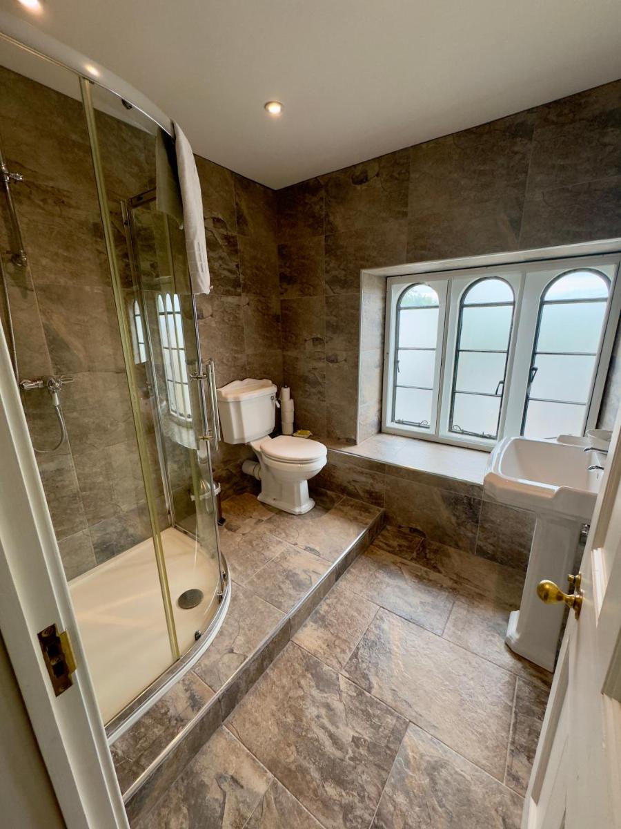 Cross Hands Hotel - Housity