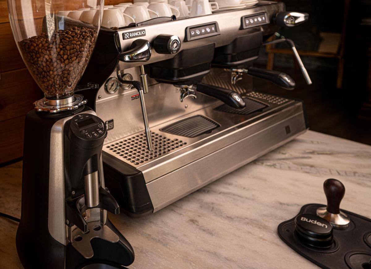 a coffee machine sitting on top of a counter at Storii By ITC Hotels Urvashis Retreat, Manali in Manāli a coffee machine sitting on top of a counter at Storii By ITC Hotels Urvashis Retreat, Manali in Manāli