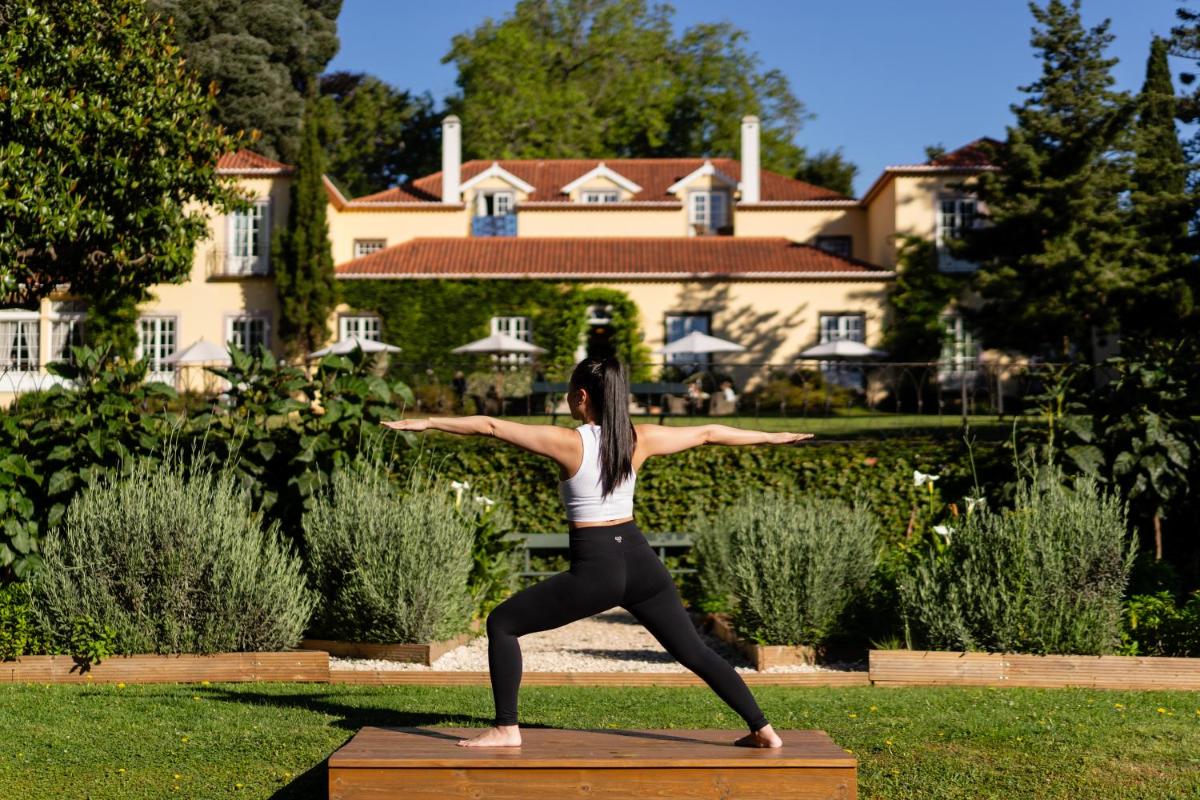 Um jardim no exterior de Casa Velha do Palheiro Relais & Chateaux