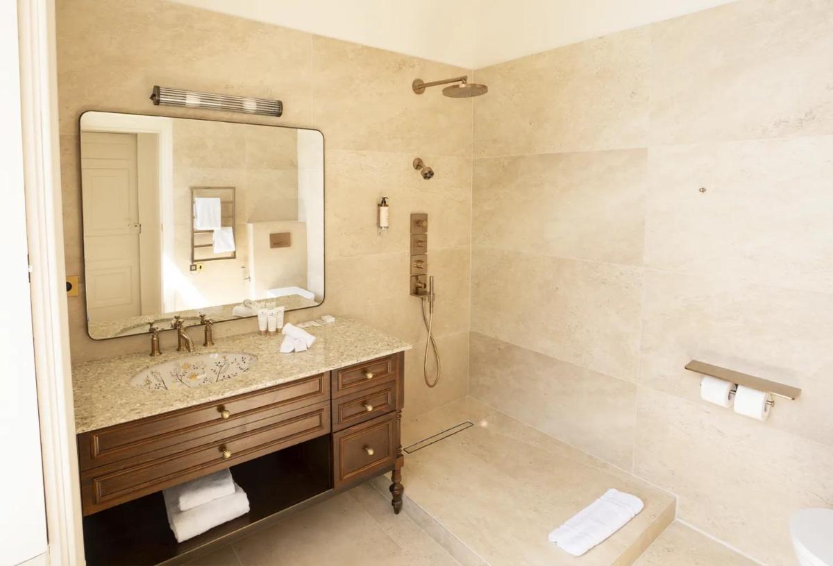 Salle de bains dans l'établissement Château De Noirieux