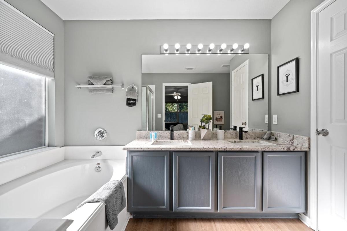 Dreamy Villa -Near Airport, Downtown - Open Concept - Housity