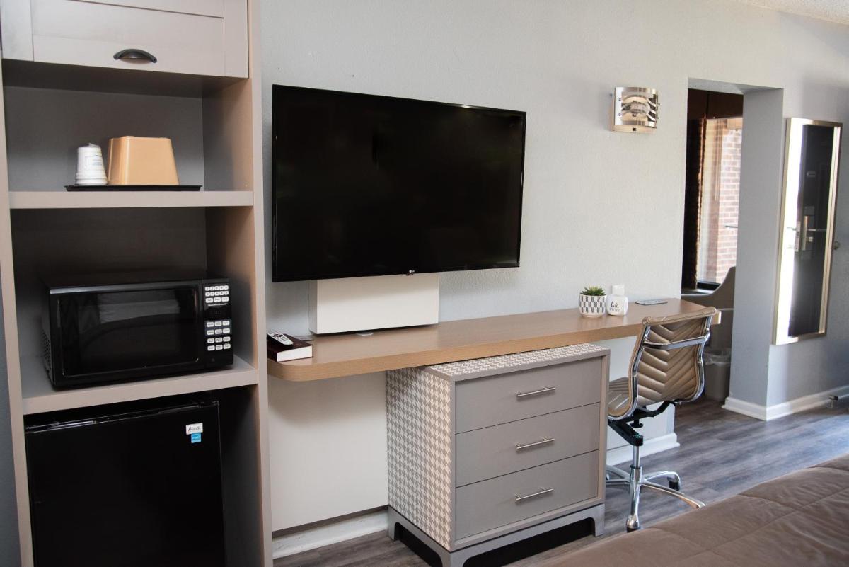 Columbus Inn and Suites - Housity