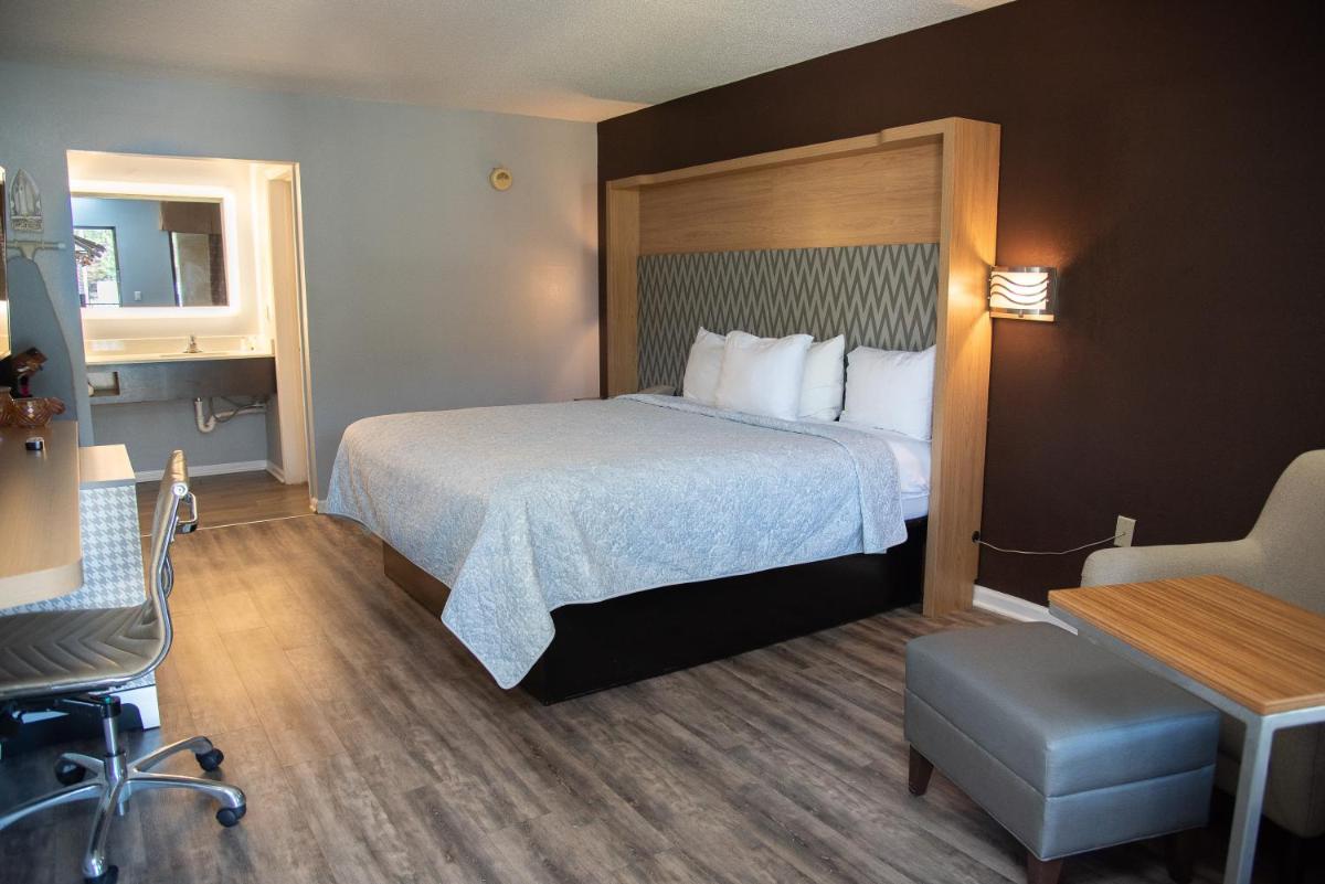Columbus Inn and Suites - Housity