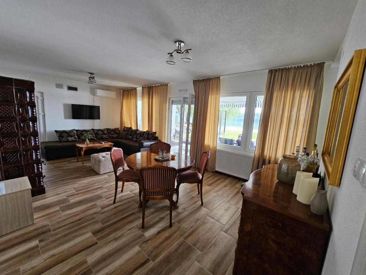 Beli Dvor na Dunavu - Housity