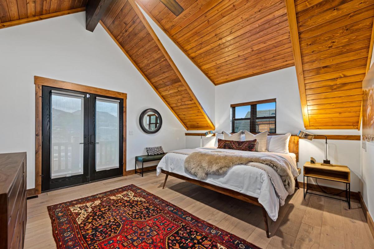 New Log cabin, The Bears Den - 2 bedrooms, loft, 2.5 bath, jacuzzi & Fireplace - Housity