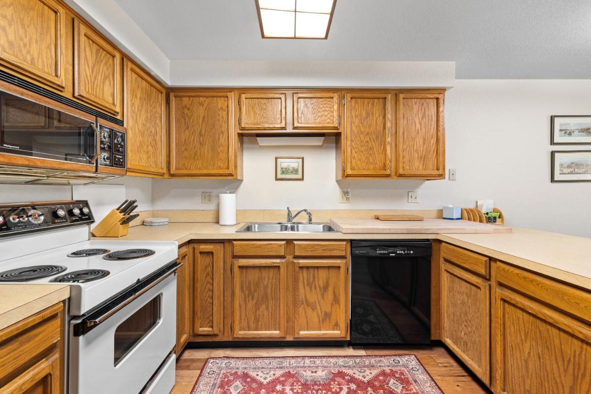 New! Aspen 4 Seasons - Seasonal pool - Close to beaches, parks, golf, and downtown - Housity