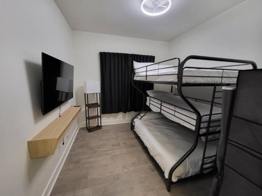 Social House with King bed with 2 car garage parking! - Housity