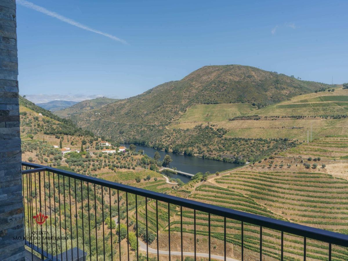 uma vista a partir de uma varanda de um rio e montanhas em Barrilario Douro Wine Hotel e Spa - Quinta São Jose do Barrilario em Armamar