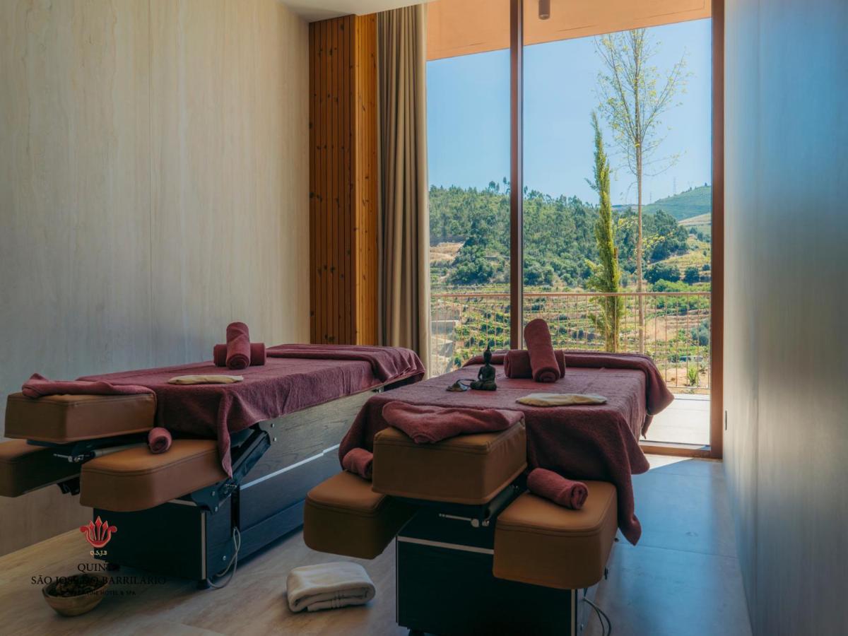duas camas em um quarto com uma janela grande em Barrilario Douro Wine Hotel e Spa - Quinta São Jose do Barrilario em Armamar