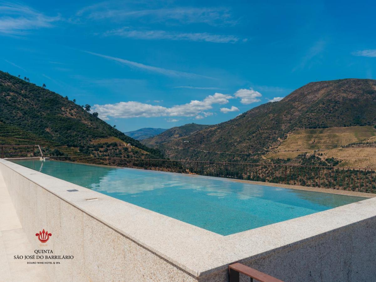 uma piscina com montanhas ao fundo em Barrilario Douro Wine Hotel e Spa - Quinta São Jose do Barrilario em Armamar uma piscina com montanhas ao fundo em Barrilario Douro Wine Hotel e Spa - Quinta São Jose do Barrilario em Armamar