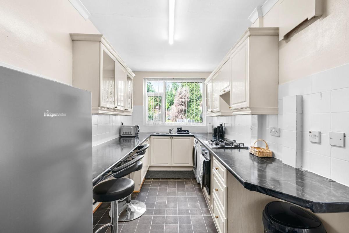 HILLTOP PLACE SUITES near MEADOWHALL - Hizvo