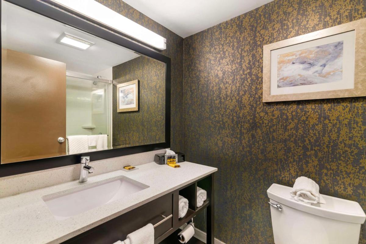 Best Western Plus Landmark Inn - Housity