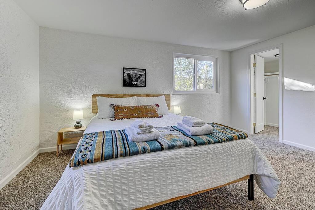 Large Pet-Friendly Sleeps 10 Near Palmer Park - Housity