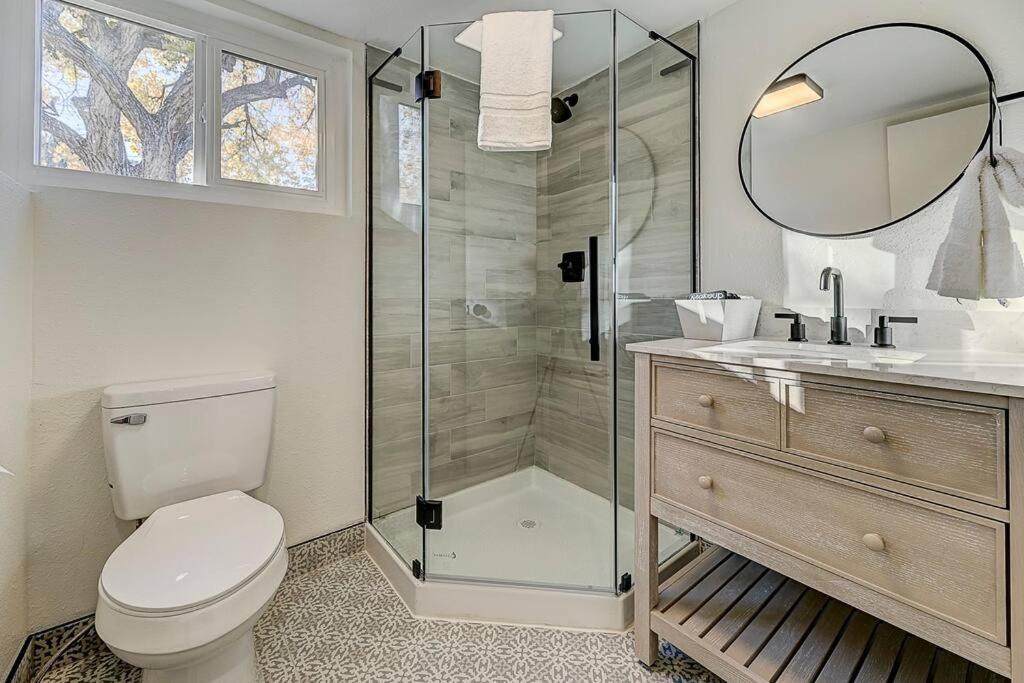 Large Pet-Friendly Sleeps 10 Near Palmer Park - Housity