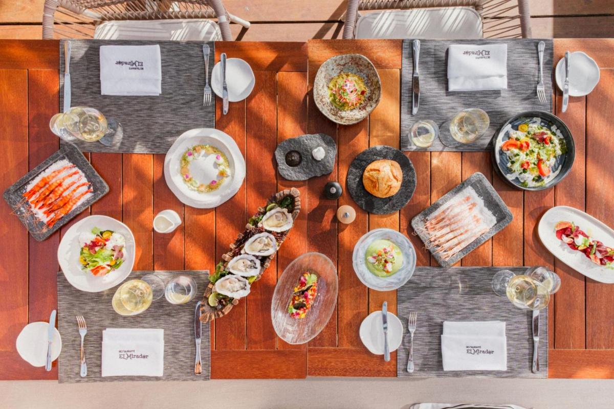 Comida en o cerca de este resort