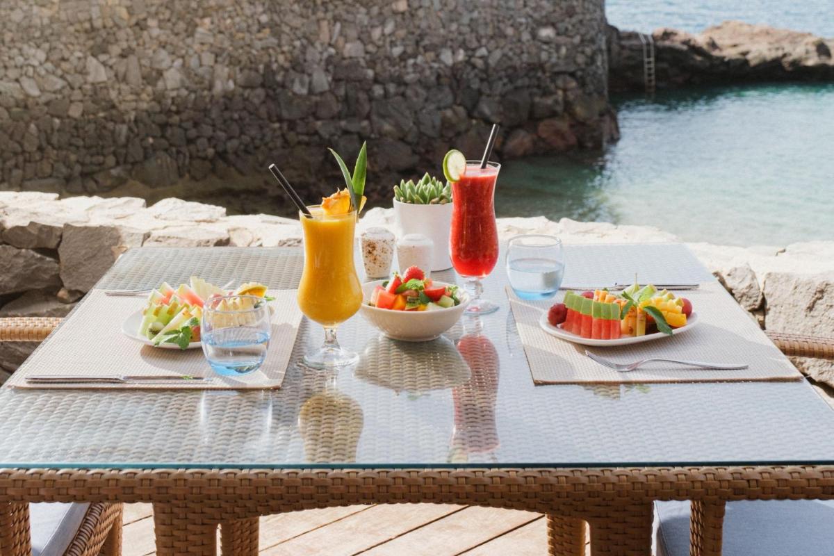 Comida en o cerca de este resort