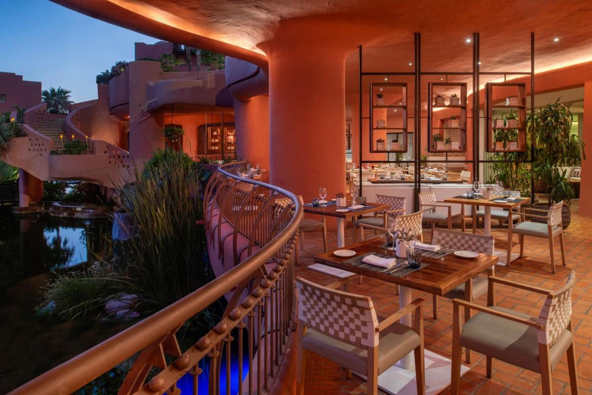 Un restaurante o sitio para comer en The Ritz-Carlton Tenerife, Abama