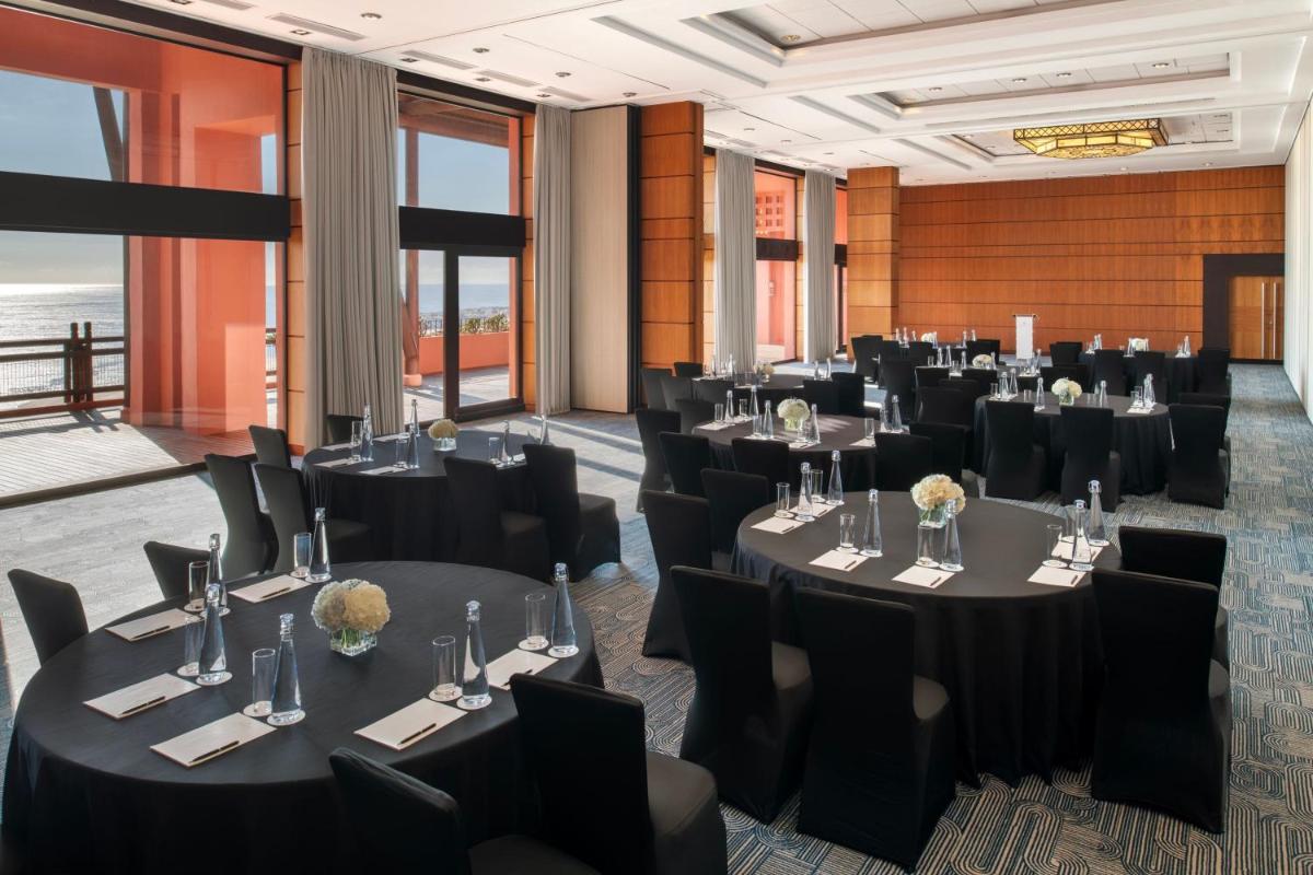 Un restaurante o sitio para comer en The Ritz-Carlton Tenerife, Abama