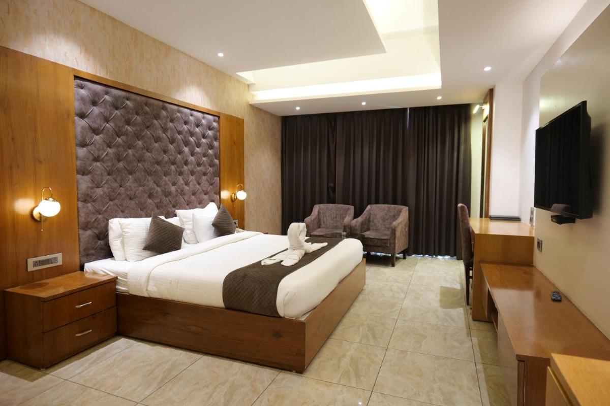 The Emerald Grand - Housity