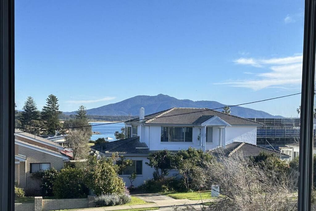 Scarlets by the Sea - In the heart of town, Views & Pet friendly - Housity