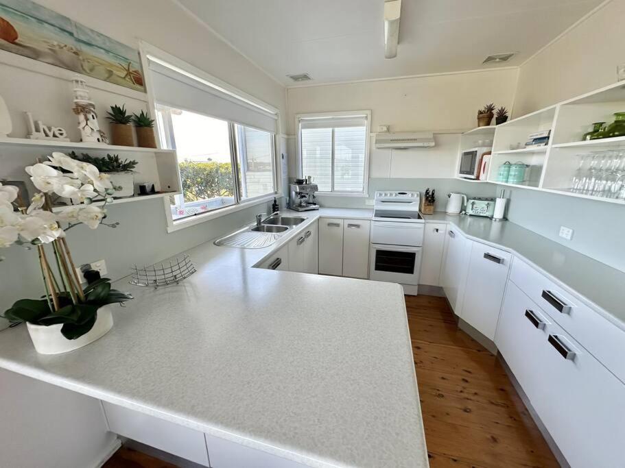 Scarlets by the Sea - In the heart of town, Views & Pet friendly - Housity