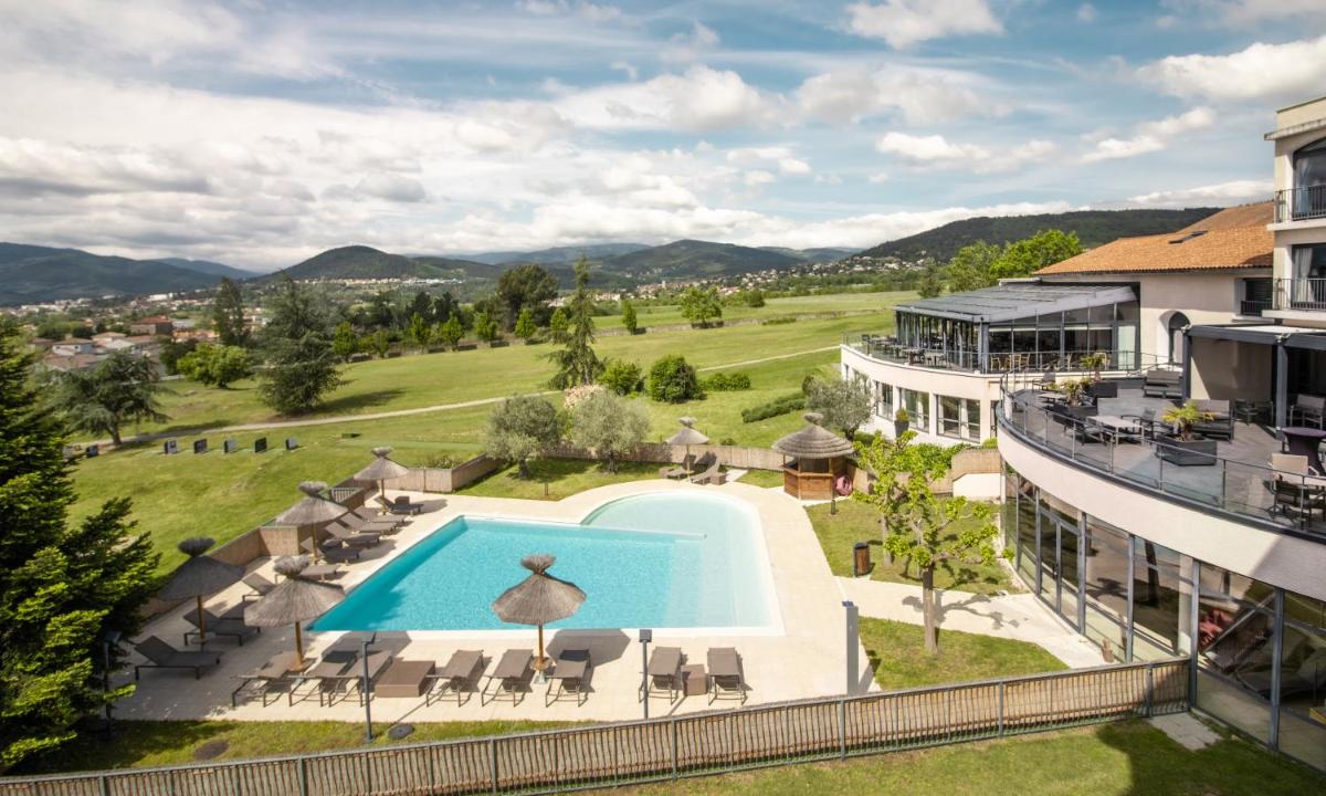 vue aérienne d'un complexe hôtelier avec piscine dans l'établissement Domaine De Saint Clair, à Saint-Clair