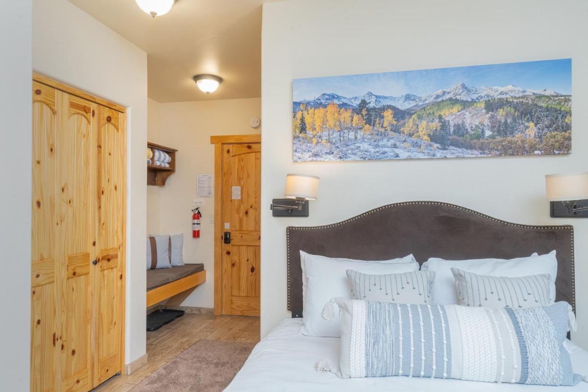 Charming Studio w Kitchenette, Hot Tub Near River condo - Housity